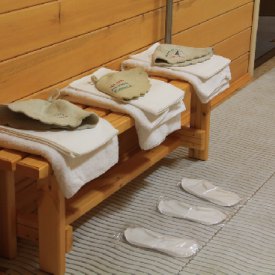 бесплатные банные полотенца, тапочки и шапка